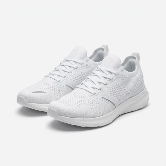 Fotografía de estudio de zapatillas deportivas sobre fondo blanco